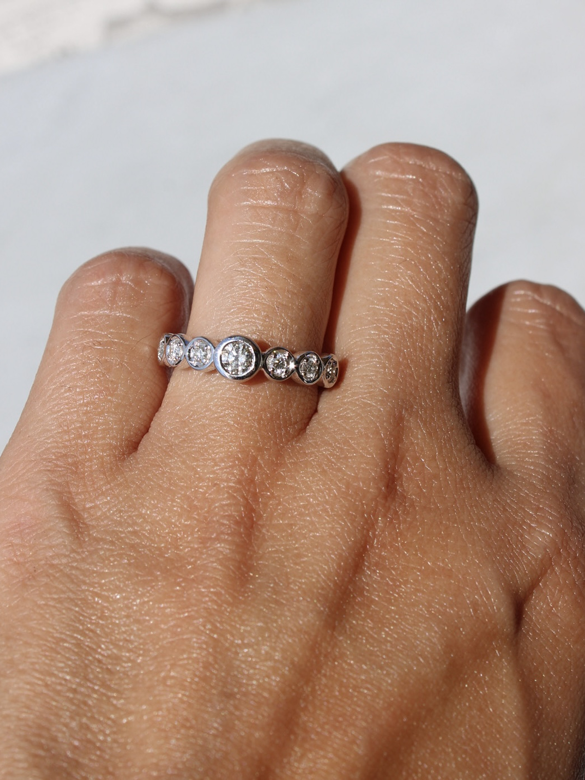 Anillo Medio Cintillo 7 Brillantes en Bisel Oro Blanco 18K 3