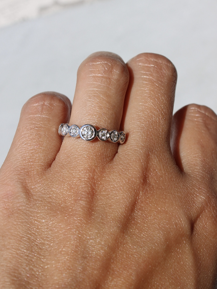 Anillo Medio Cintillo 7 Brillantes en Bisel Oro Blanco 18K 3