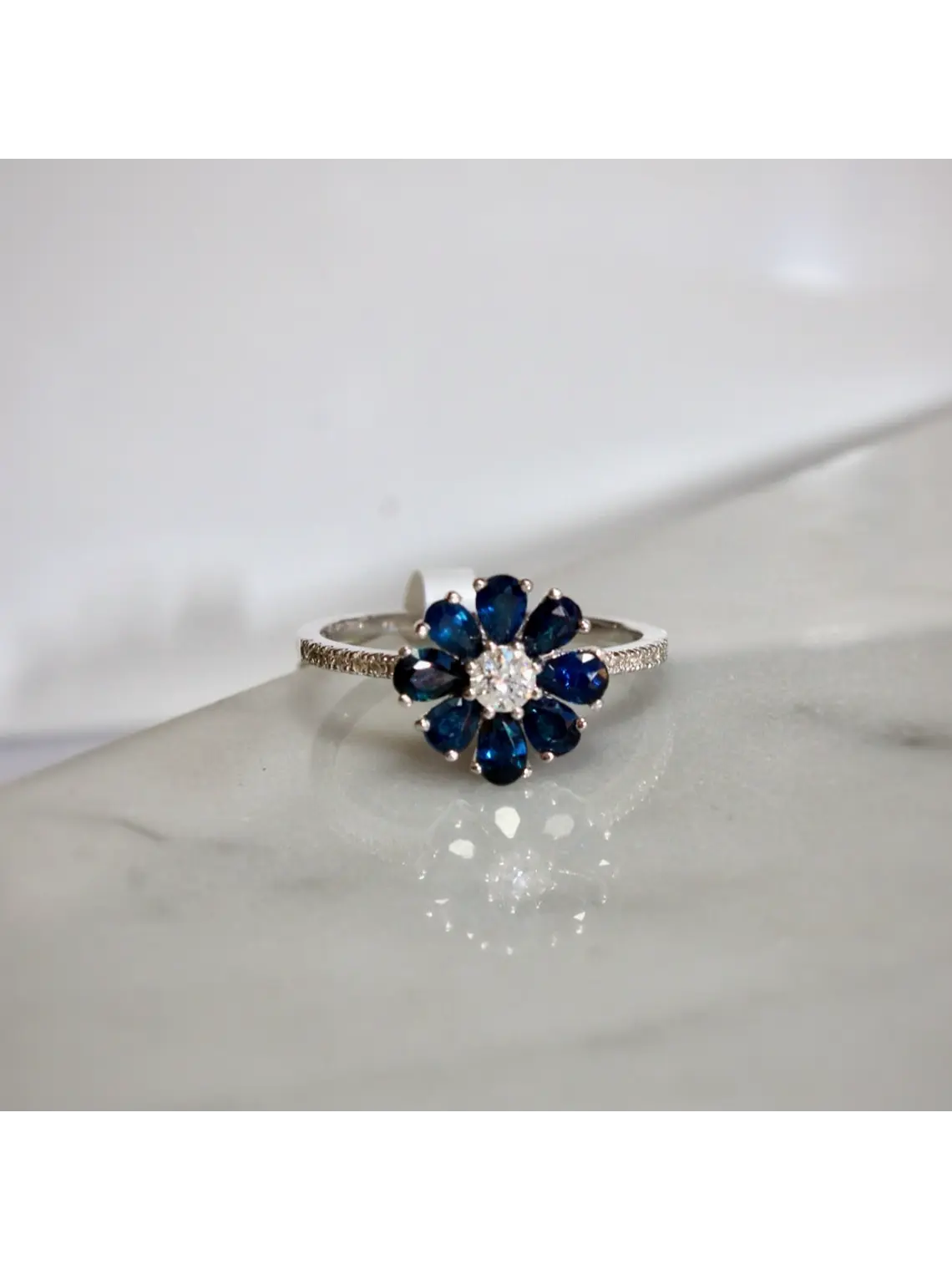Anillo Flor de Zafiros Azules y Brillantes en Oro Blanco 18K 1