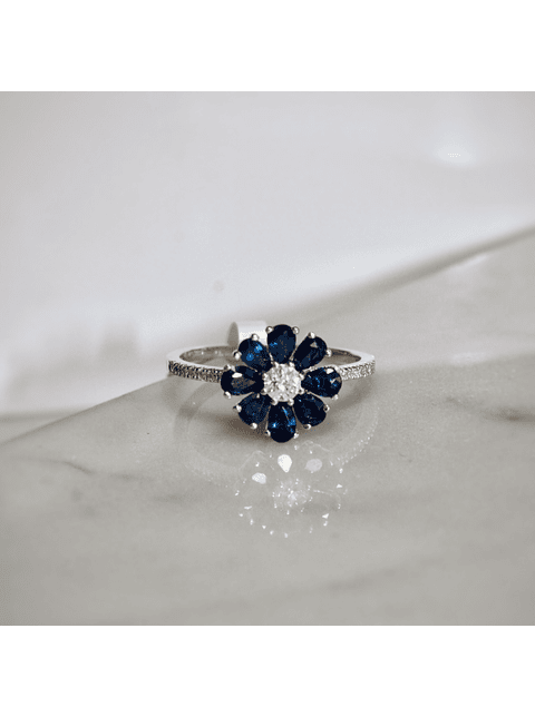 Anillo Flor de Zafiros Azules y Brillantes en Oro Blanco 18K