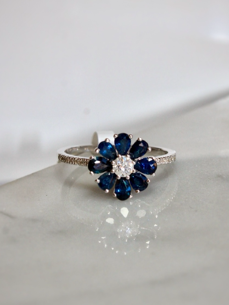 Anillo Flor de Zafiros Azules y Brillantes en Oro Blanco 18K 1
