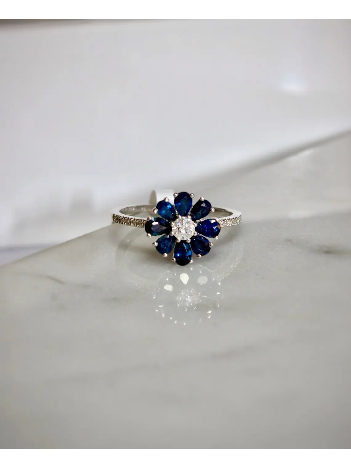 Anillo Flor de Zafiros Azules y Brillantes en Oro Blanco 18K 2