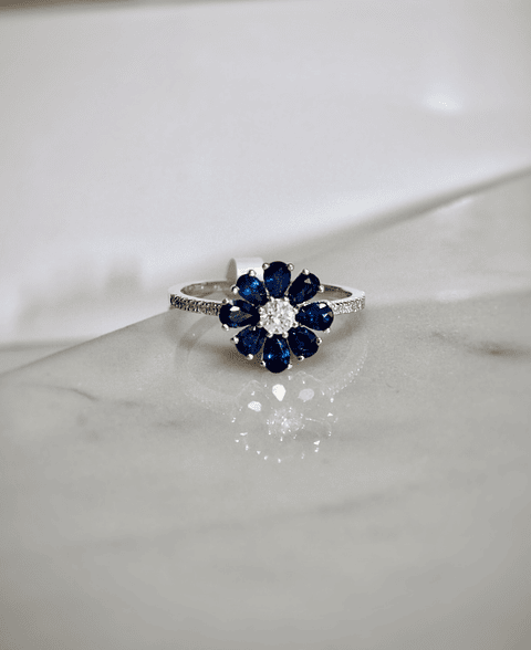 Anillo Flor de Zafiros Azules y Brillantes en Oro Blanco 18K