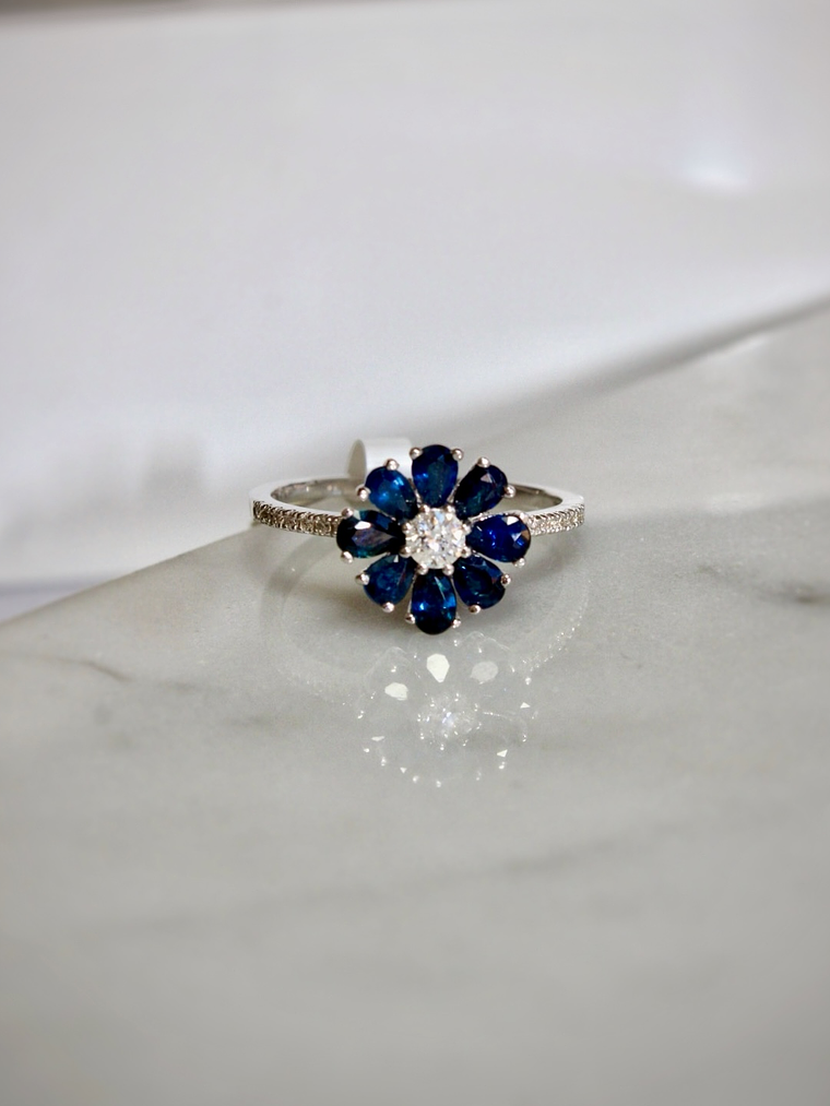 Anillo Flor de Zafiros Azules y Brillantes en Oro Blanco 18K 2
