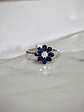 Anillo Flor de Zafiros Azules y Brillantes en Oro Blanco 18K - Miniatura 2