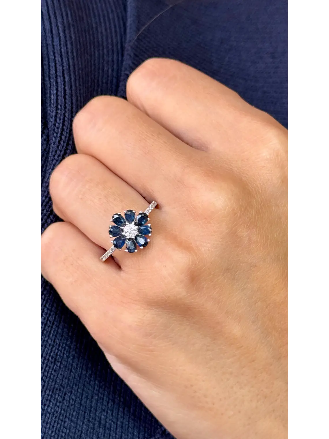 Anillo Flor de Zafiros Azules y Brillantes en Oro Blanco 18K 3