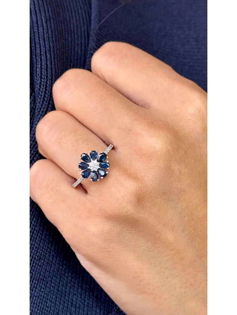 Anillo Flor de Zafiros Azules y Brillantes en Oro Blanco 18K 3