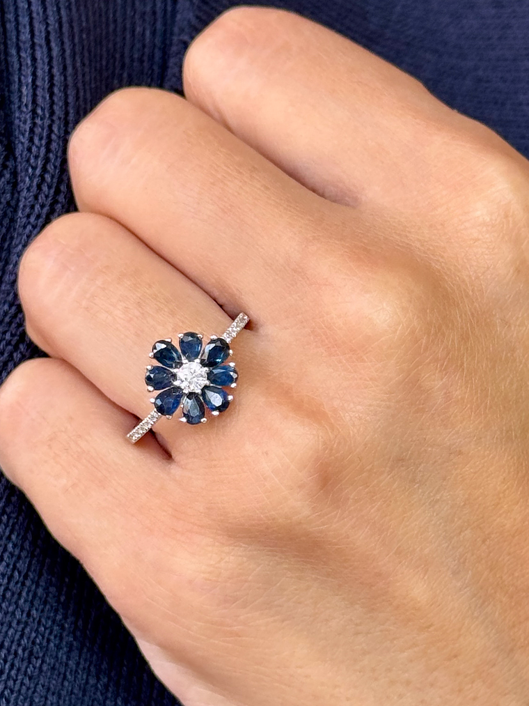 Anillo Flor de Zafiros Azules y Brillantes en Oro Blanco 18K 3