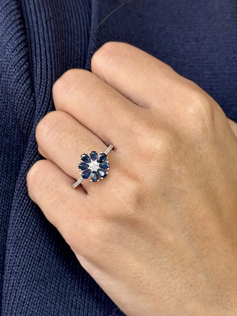 Anillo Flor de Zafiros Azules y Brillantes en Oro Blanco 18K 4