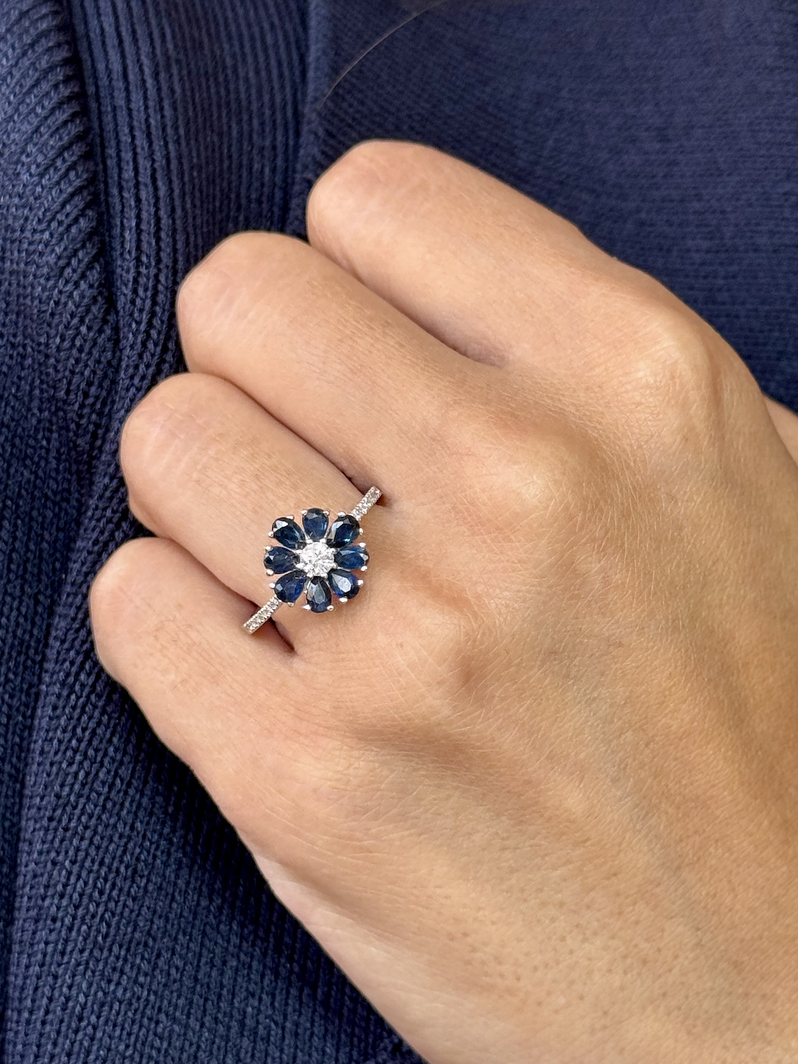 Anillo Flor de Zafiros Azules y Brillantes en Oro Blanco 18K 4