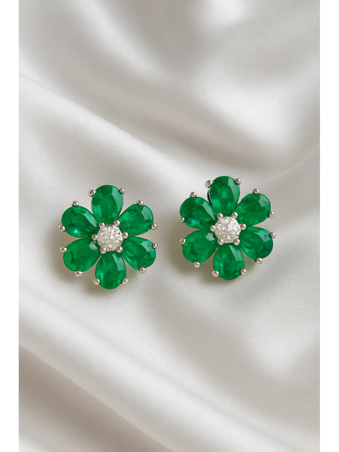 Maravillosos Aros Flor Esmeraldas y Diamantes en Oro Blanco 18K 3