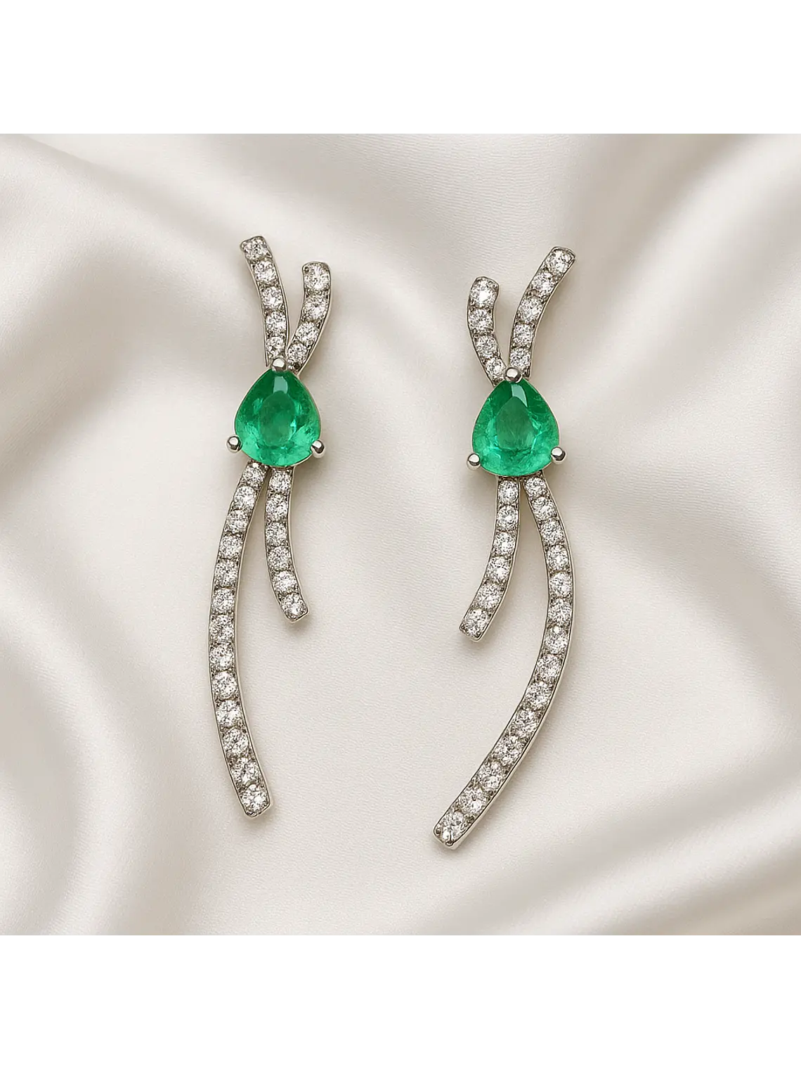 Maravillosos Aros Lazo Esmeraldas y Diamantes en Oro Blanco 18K 1
