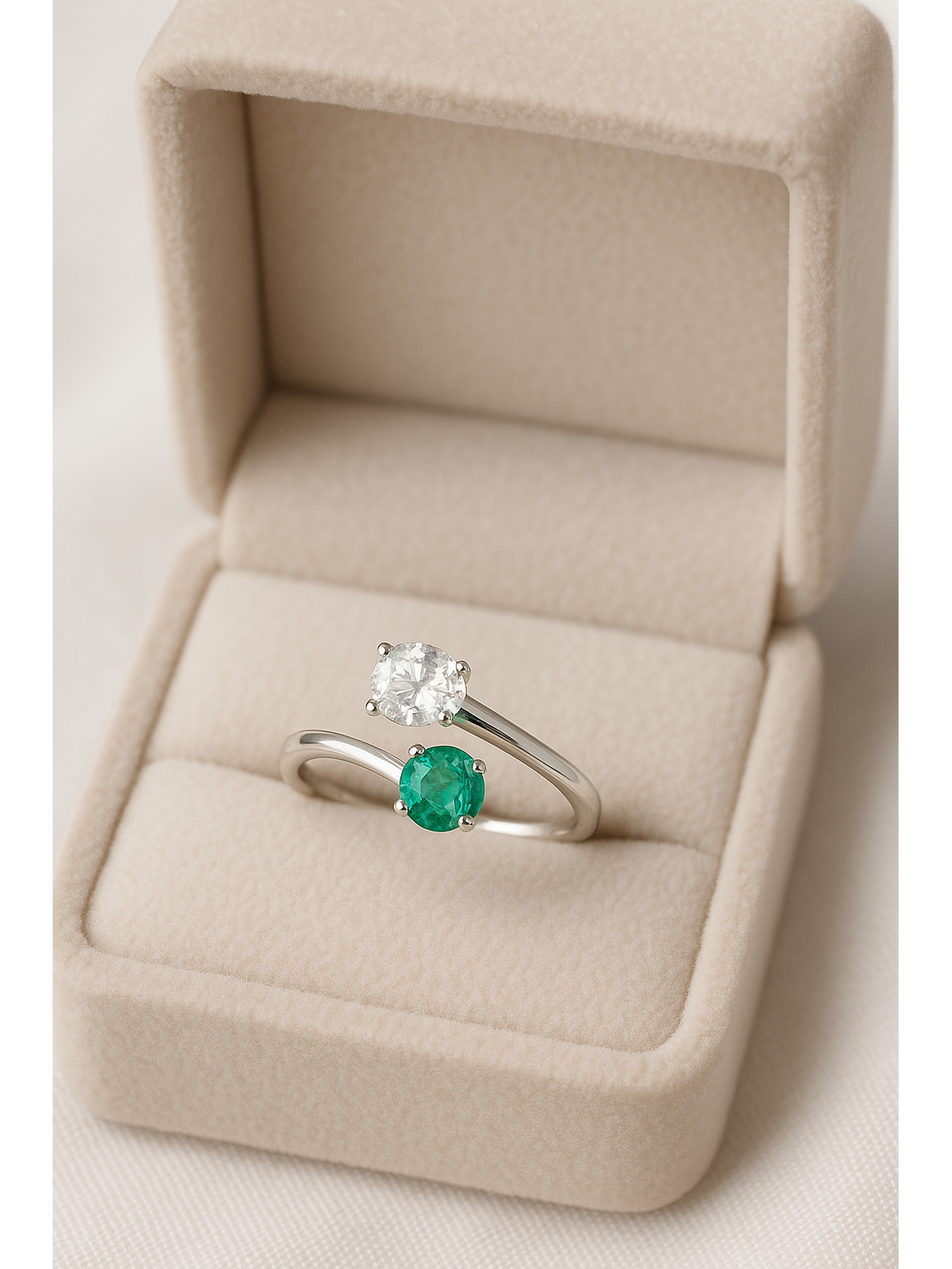 Anillo Preciosa Esmeralda y Diamante en Oro Blanco 18K 3