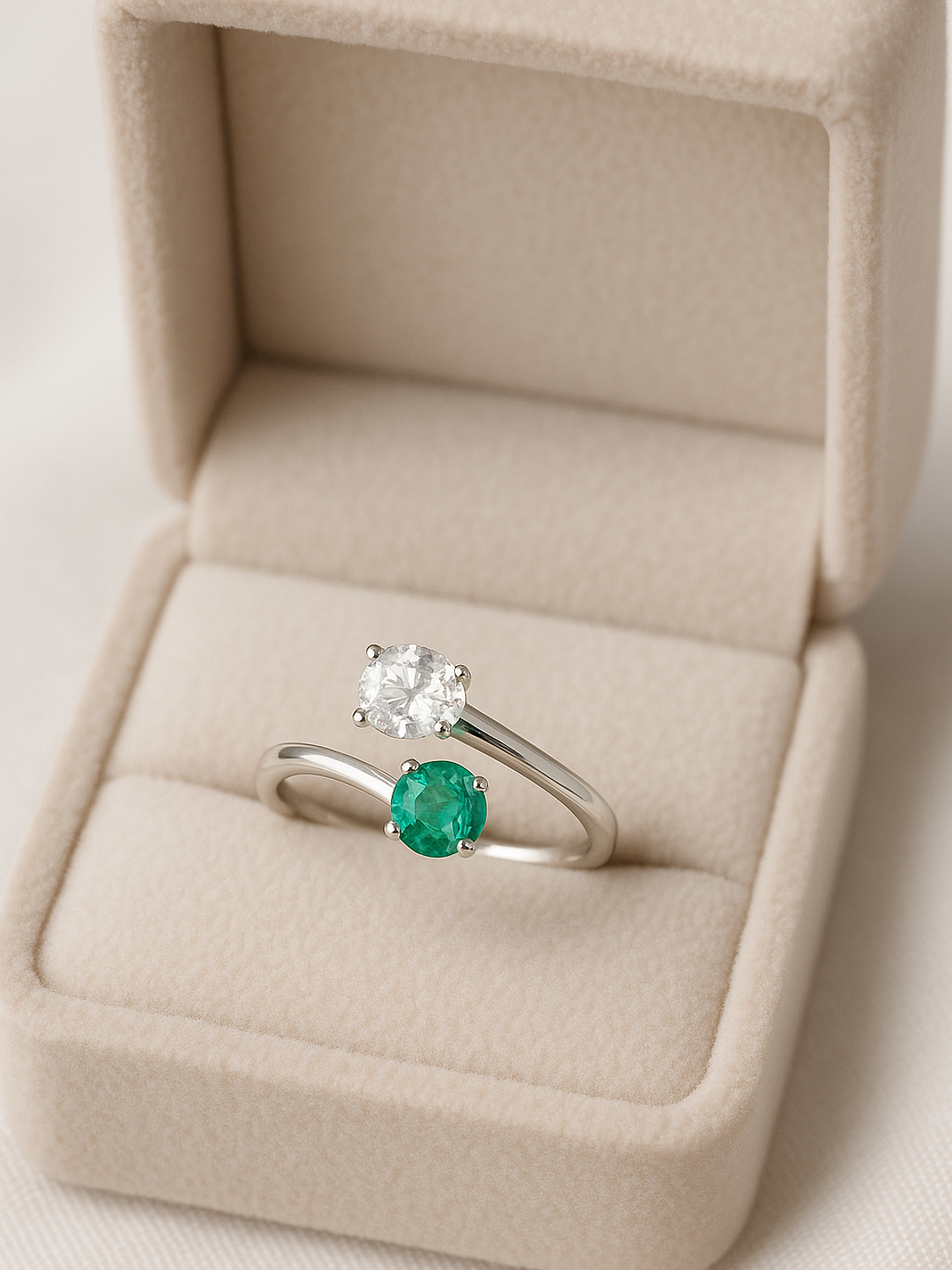 Anillo Preciosa Esmeralda y Diamante en Oro Blanco 18K 3