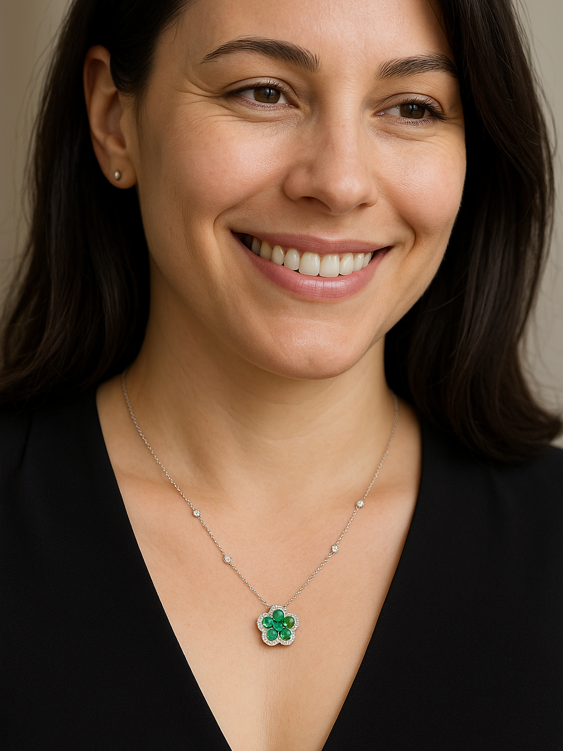 Collar Flor Esmeraldas y Diamante en Oro Blanco 18K 3