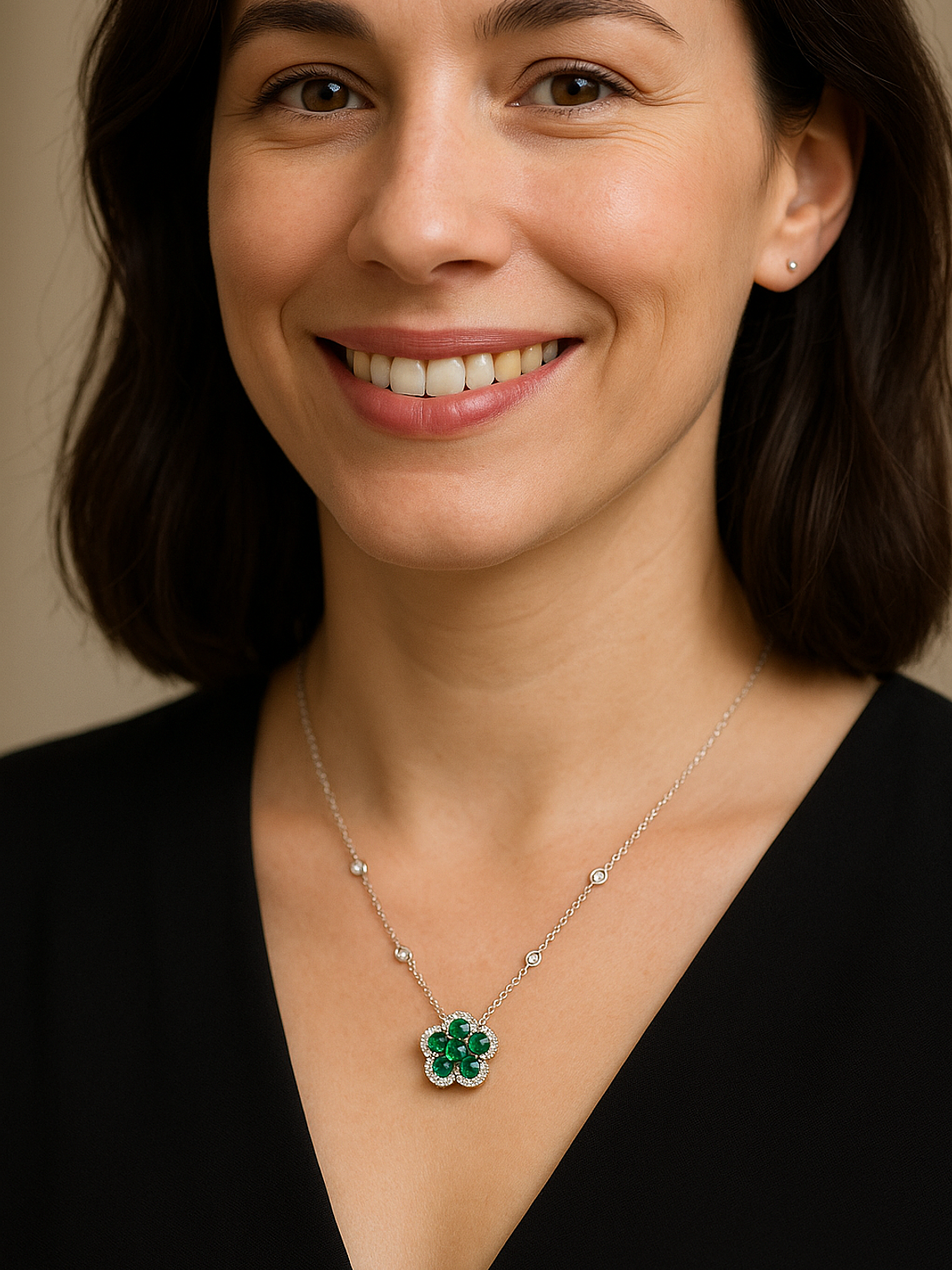 Collar Flor Esmeraldas y Diamante en Oro Blanco 18K 4