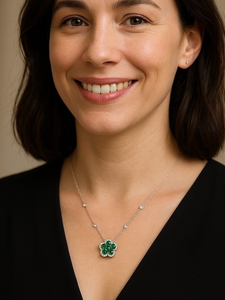Collar Flor Esmeraldas y Diamante en Oro Blanco 18K 4