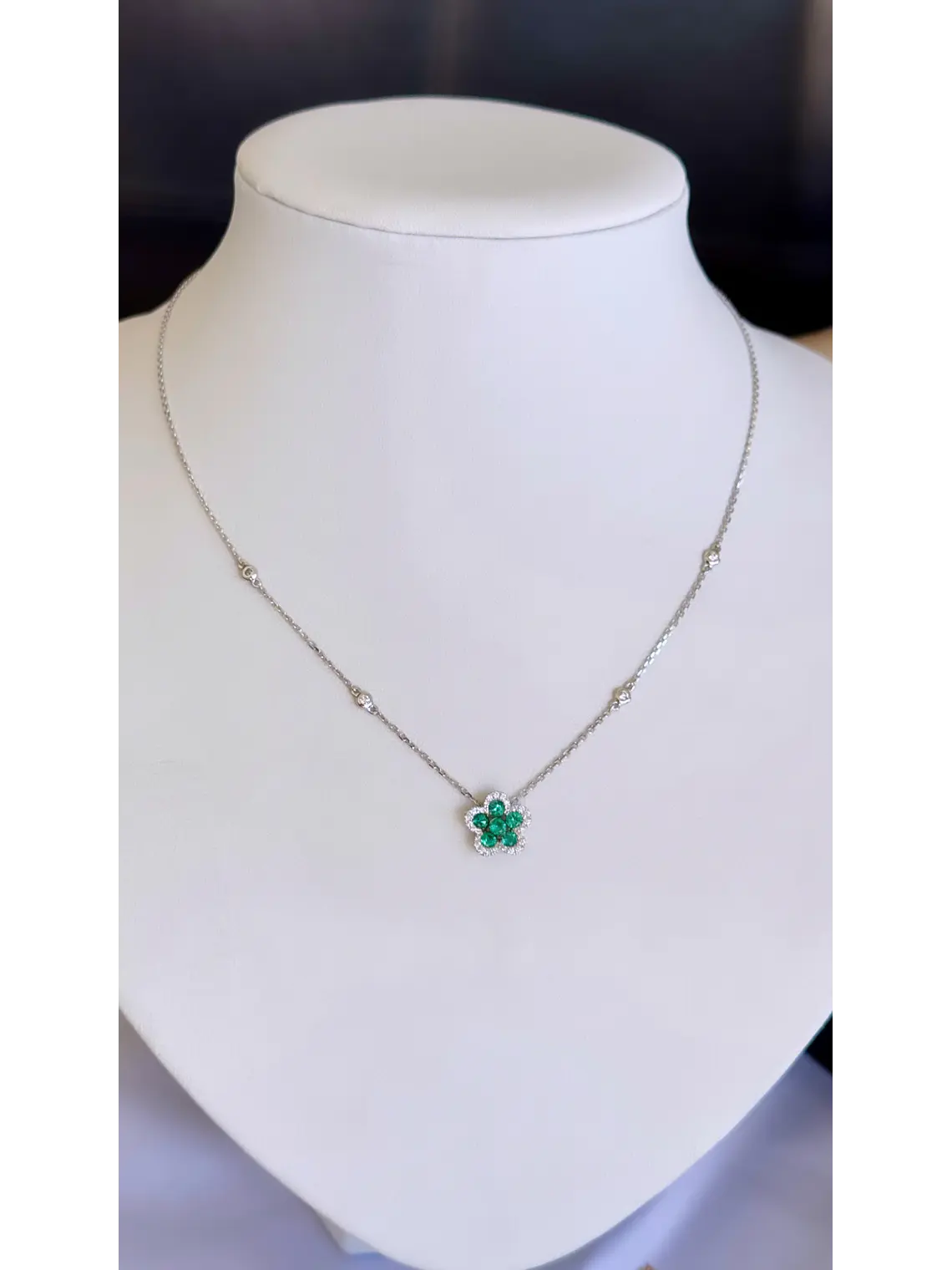 Collar Flor Esmeraldas y Diamante en Oro Blanco 18K 5