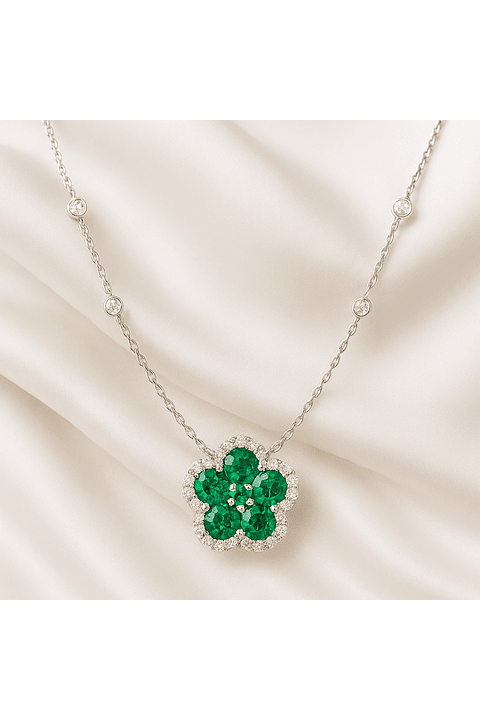 Collar Flor Esmeraldas y Diamante en Oro Blanco 18K