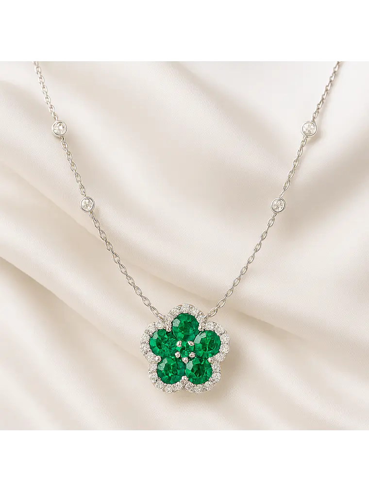 Collar Flor Esmeraldas y Diamante en Oro Blanco 18K 1