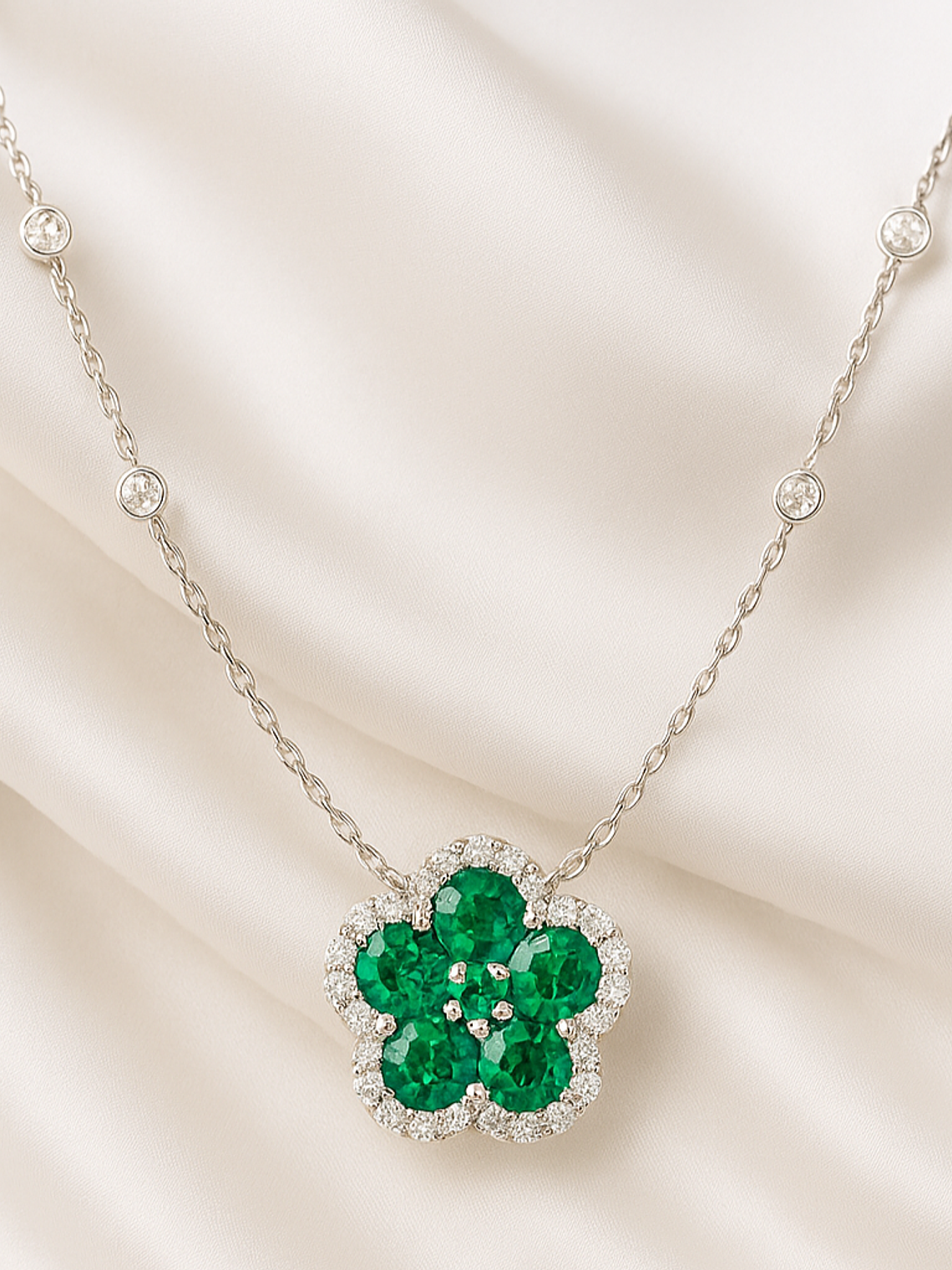 Collar Flor Esmeraldas y Diamante en Oro Blanco 18K 1