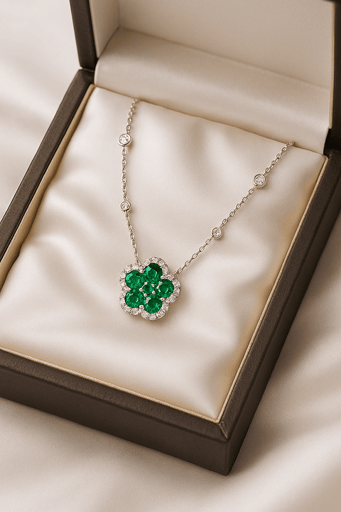 Collar Flor Esmeraldas y Diamante en Oro Blanco 18K