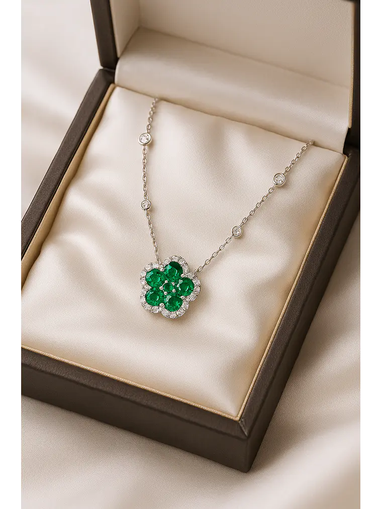 Collar Flor Esmeraldas y Diamante en Oro Blanco 18K 2
