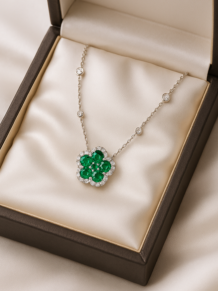 Collar Flor Esmeraldas y Diamante en Oro Blanco 18K 2