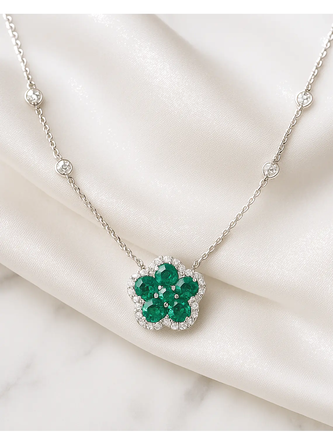 Collar Flor Esmeraldas y Diamante en Oro Blanco 18K 6