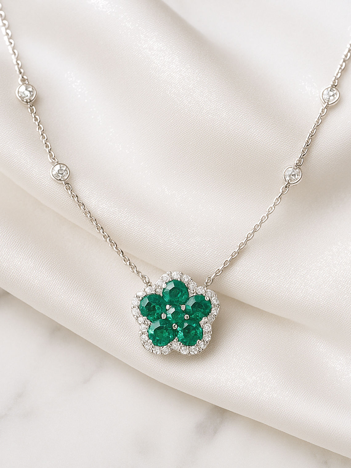 Collar Flor Esmeraldas y Diamante en Oro Blanco 18K 6