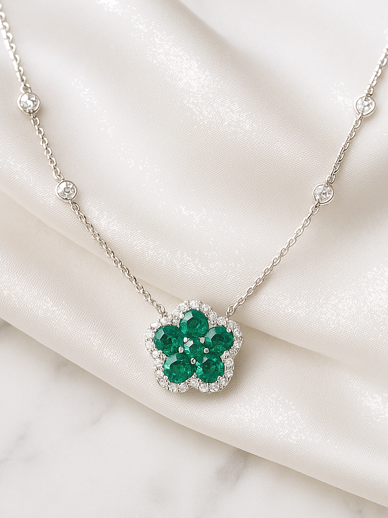 Collar Flor Esmeraldas y Diamante en Oro Blanco 18K 6