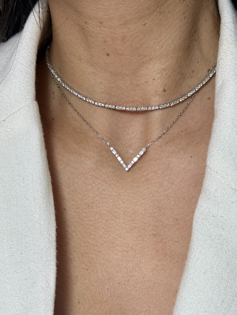 Collar Barra Forma V Diamantes en Oro Amarillo 18K 3