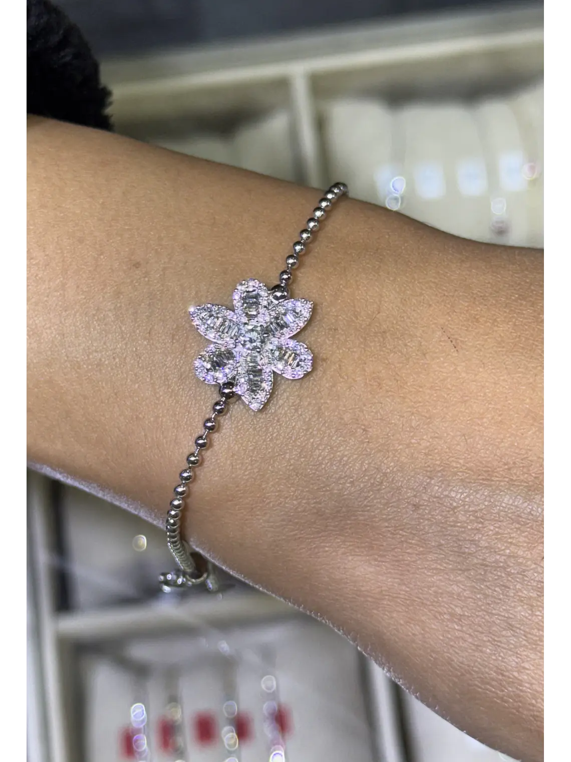 Exclusiva Pulsera Gran Flor de Diamantes en Oro Blanco 18K 3