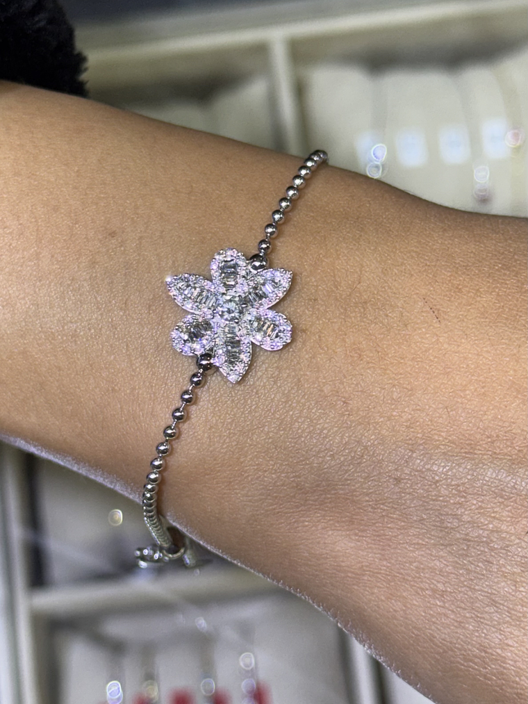 Exclusiva Pulsera Gran Flor de Diamantes en Oro Blanco 18K 3