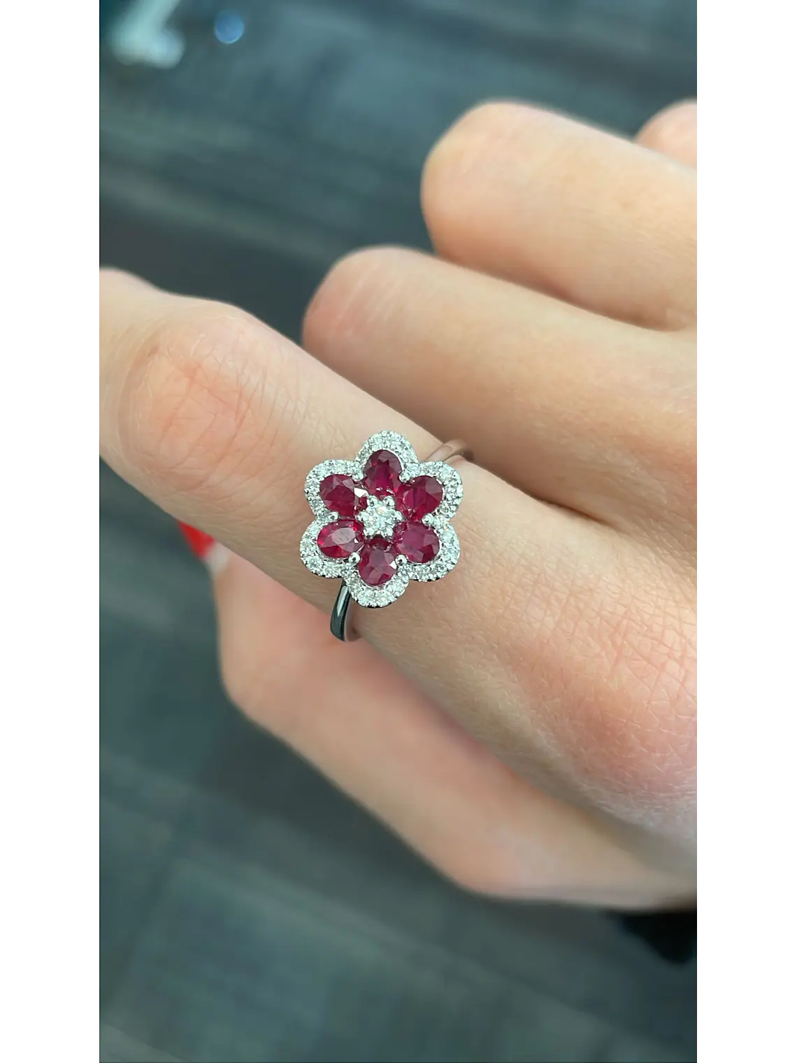 Anillo Solitario Flor de Rubí Diamantes en Oro Blanco 18K 2