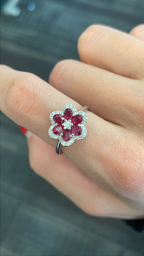 Anillo Solitario Flor de Rubí Diamantes en Oro Blanco 18K