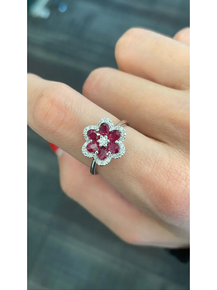 Anillo Solitario Flor de Rubí Diamantes en Oro Blanco 18K 2