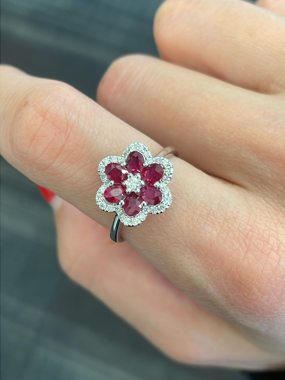 Anillo Solitario Flor de Rubí Diamantes en Oro Blanco 18K 2