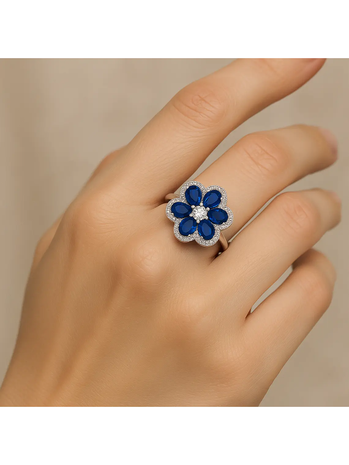 Anillo Solitario Flor de Zafiros Azules y Diamantes en Oro Blanco 18K 2