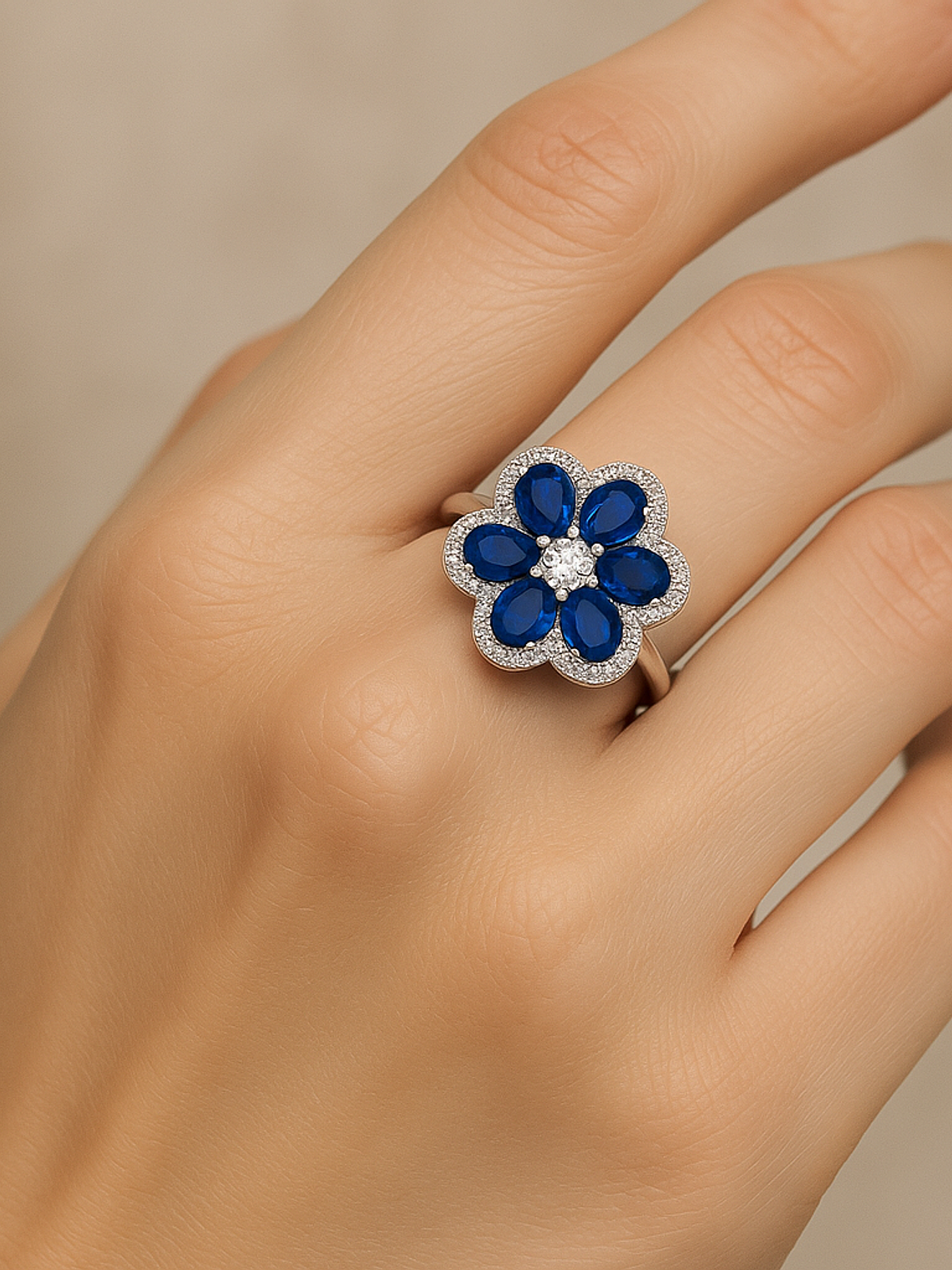 Anillo Solitario Flor de Zafiros Azules y Diamantes en Oro Blanco 18K 2