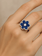Anillo Solitario Flor de Zafiros Azules y Diamantes en Oro Blanco 18K - Miniatura 2