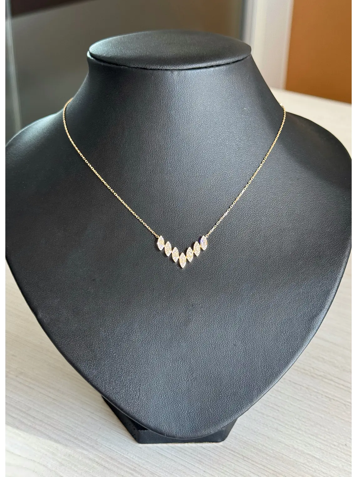 Collar Barra Forma V Diamantes en Oro Amarillo 18K 2