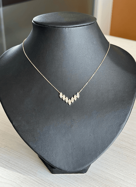 Collar Barra Forma V Diamantes en Oro Amarillo 18K