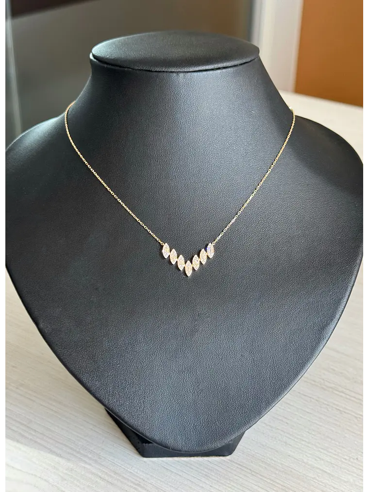 Collar Barra Forma V Diamantes en Oro Amarillo 18K 2
