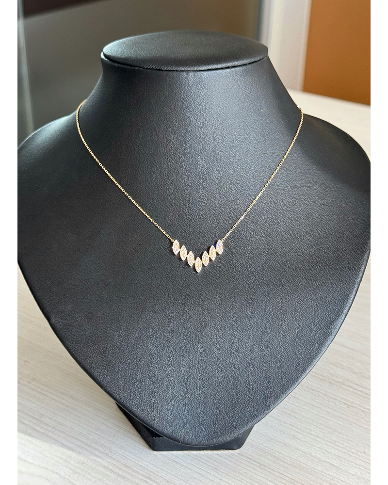 Collar Barra Forma V Diamantes en Oro Amarillo 18K