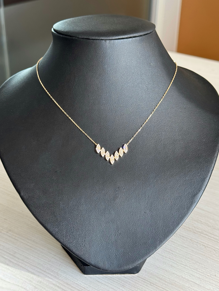 Collar Barra Forma V Diamantes en Oro Amarillo 18K 2