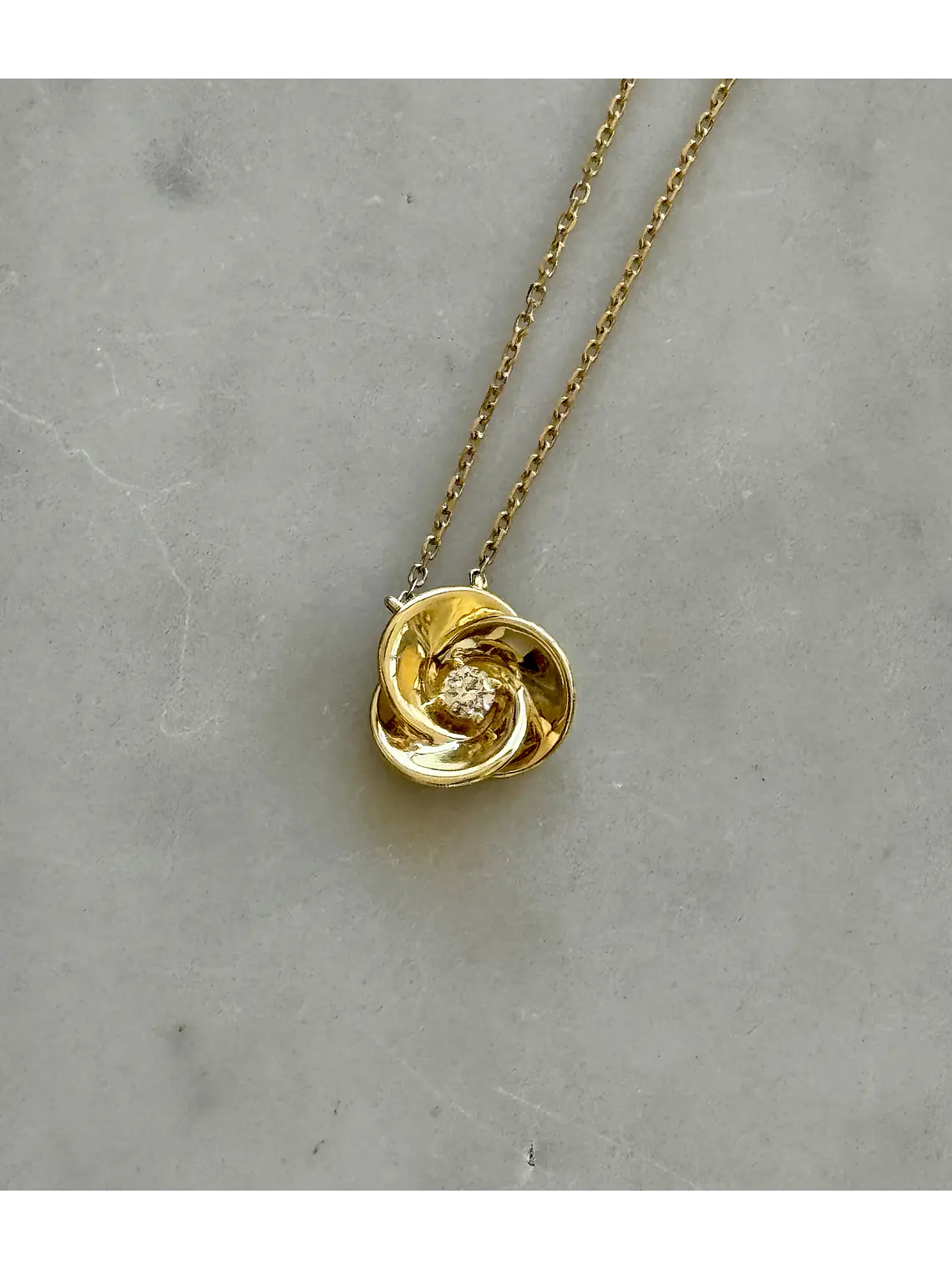 Exclusivo Collar Flor de Diamante Natural en Oro Amarillo 18K 3