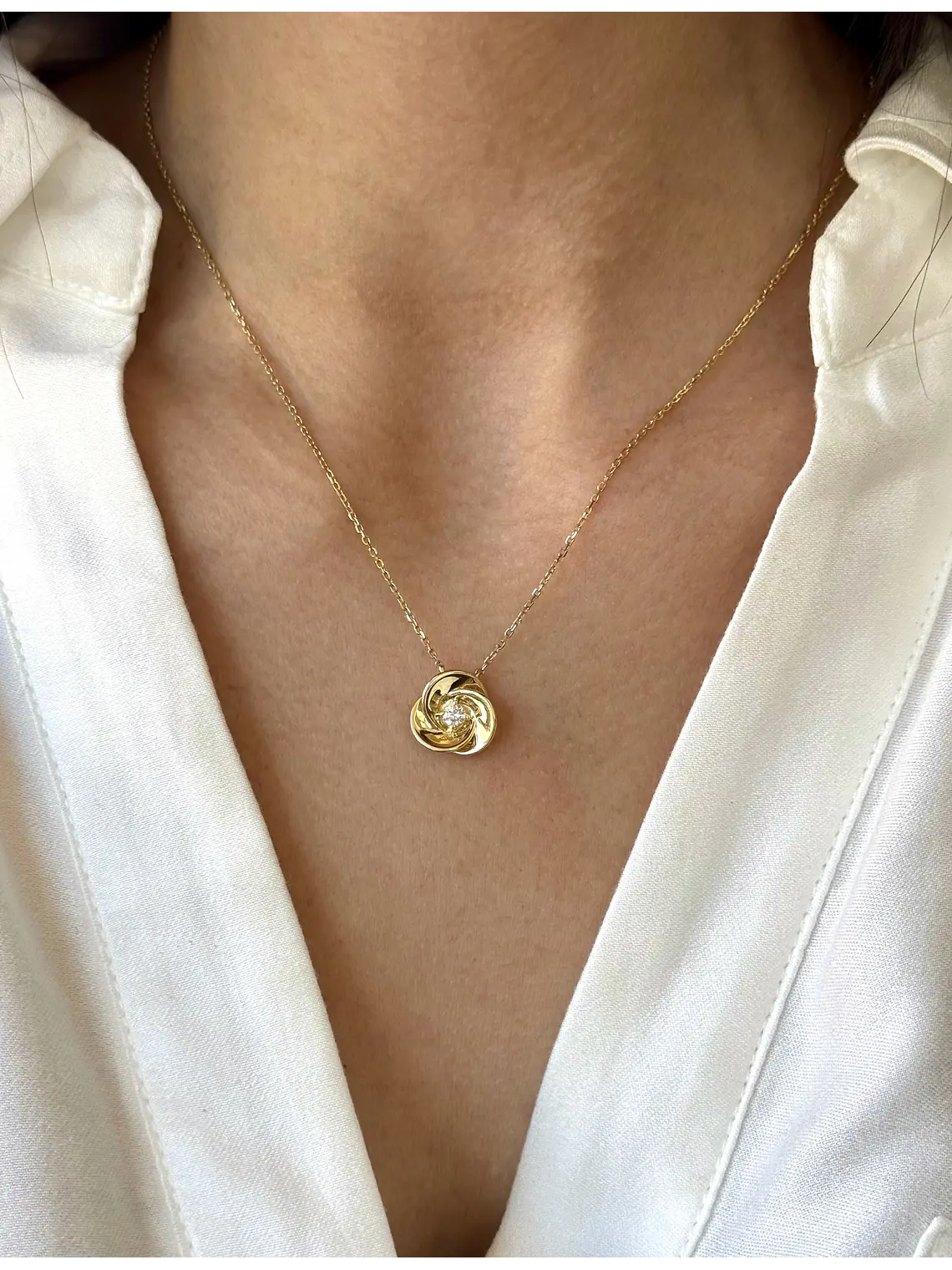 Exclusivo Collar Flor de Diamante Natural en Oro Amarillo 18K 2