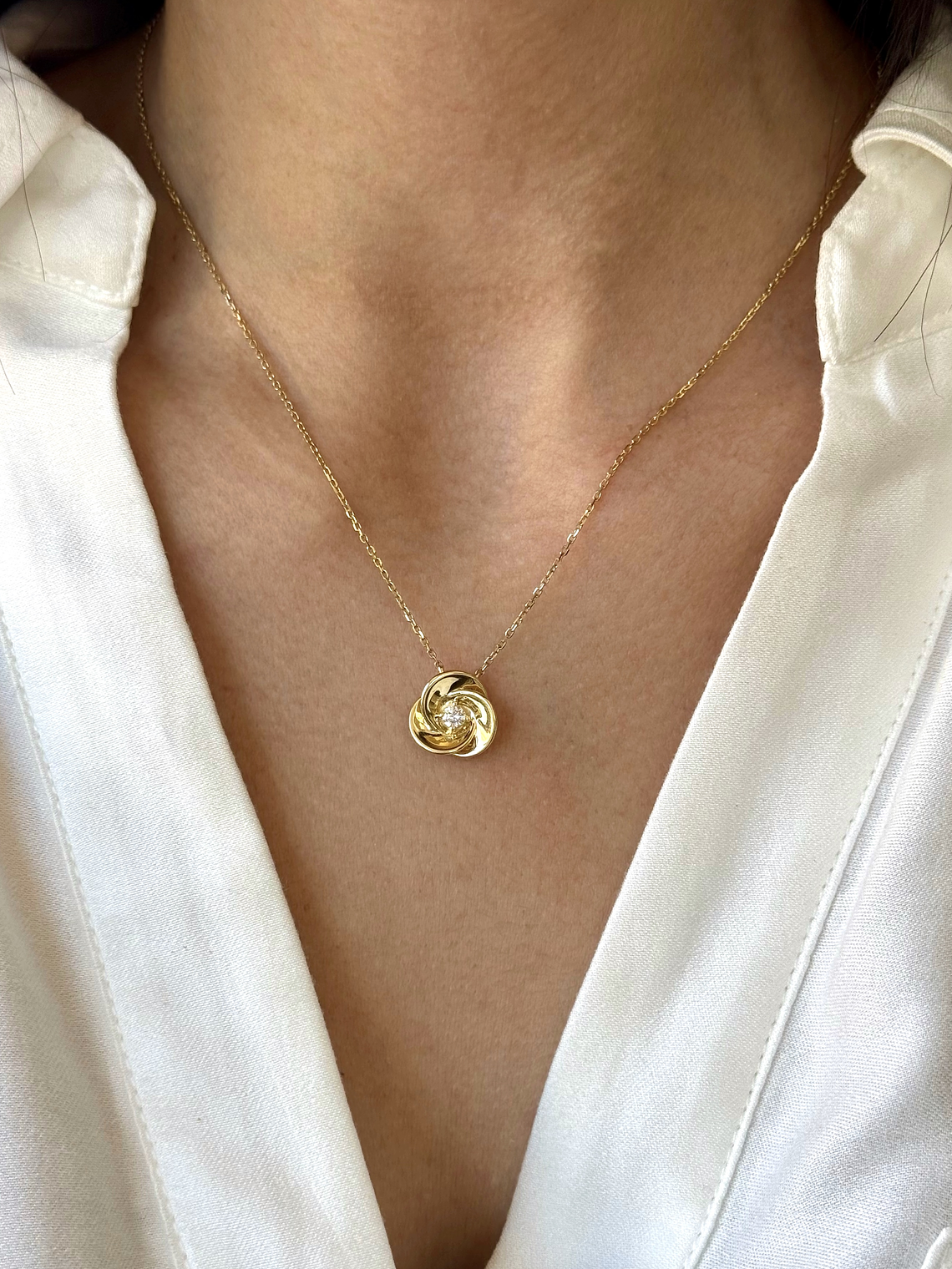 Exclusivo Collar Flor de Diamante Natural en Oro Amarillo 18K 2