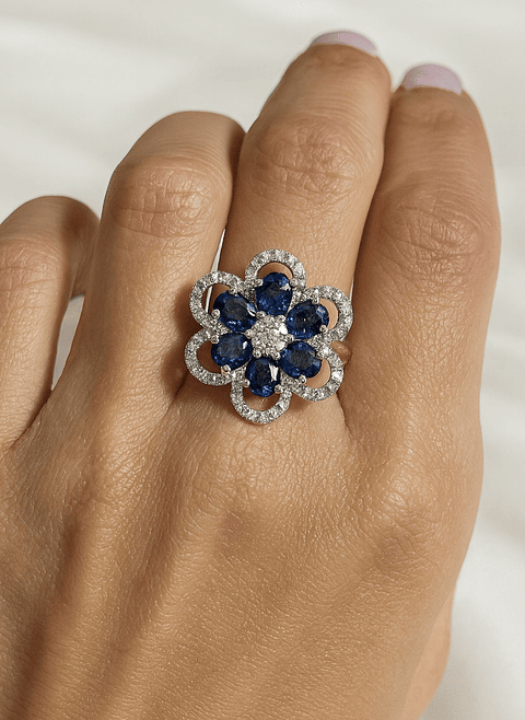 Anillo Gran Flor de Zafiros Azules y Diamantes en Oro Blanco 18K